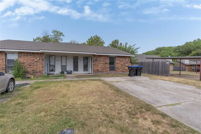 Photo 2 — 1004 Acacia Circle, Noble, OK 73068