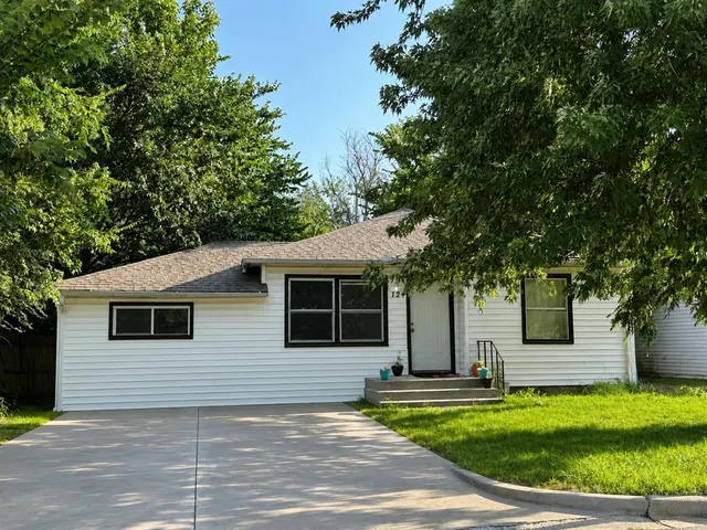 Front exterior — 1124 W Wood Street, Shawnee, OK 74801