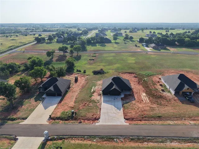 Photo 2 — 2213 Winter Ridge Road, Blanchard, OK 73010