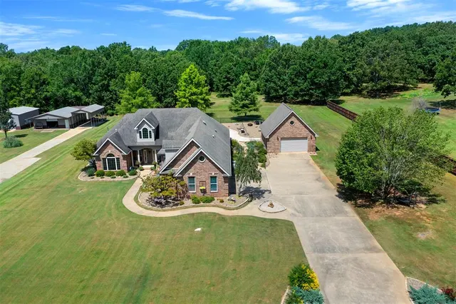 Photo 2 — 803 Oak Brook Drive, Idabel, OK 74745