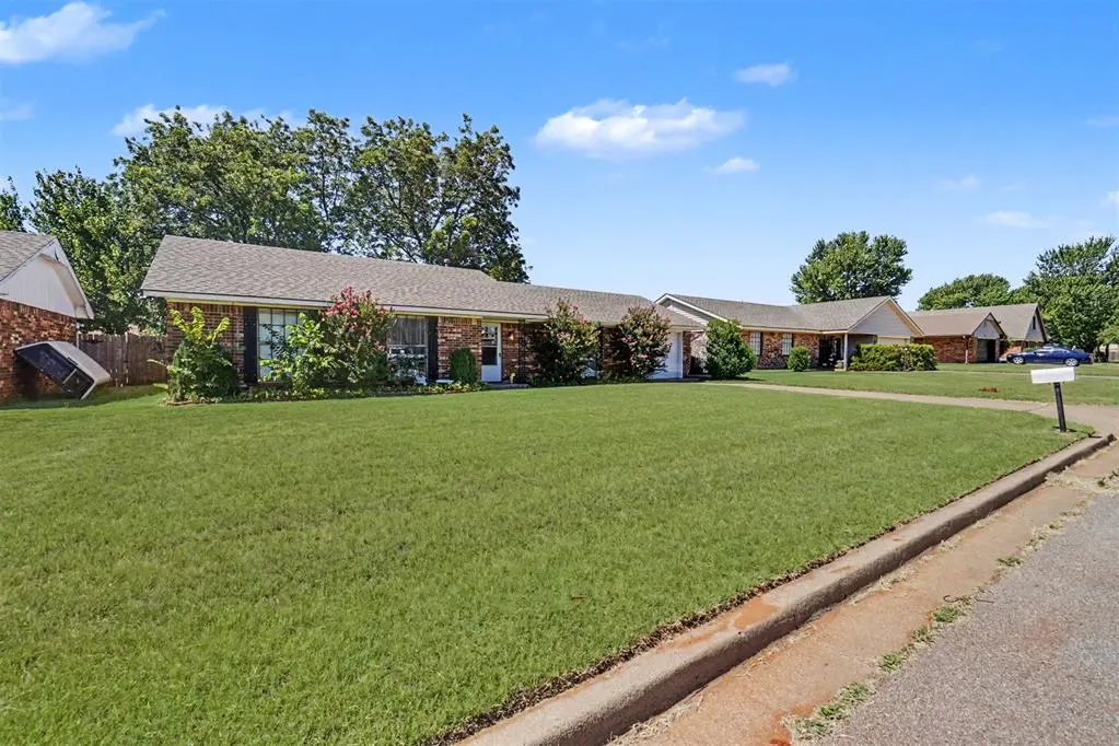 Photo 4 — 404 Kimberly Drive, Elk City, OK 73644