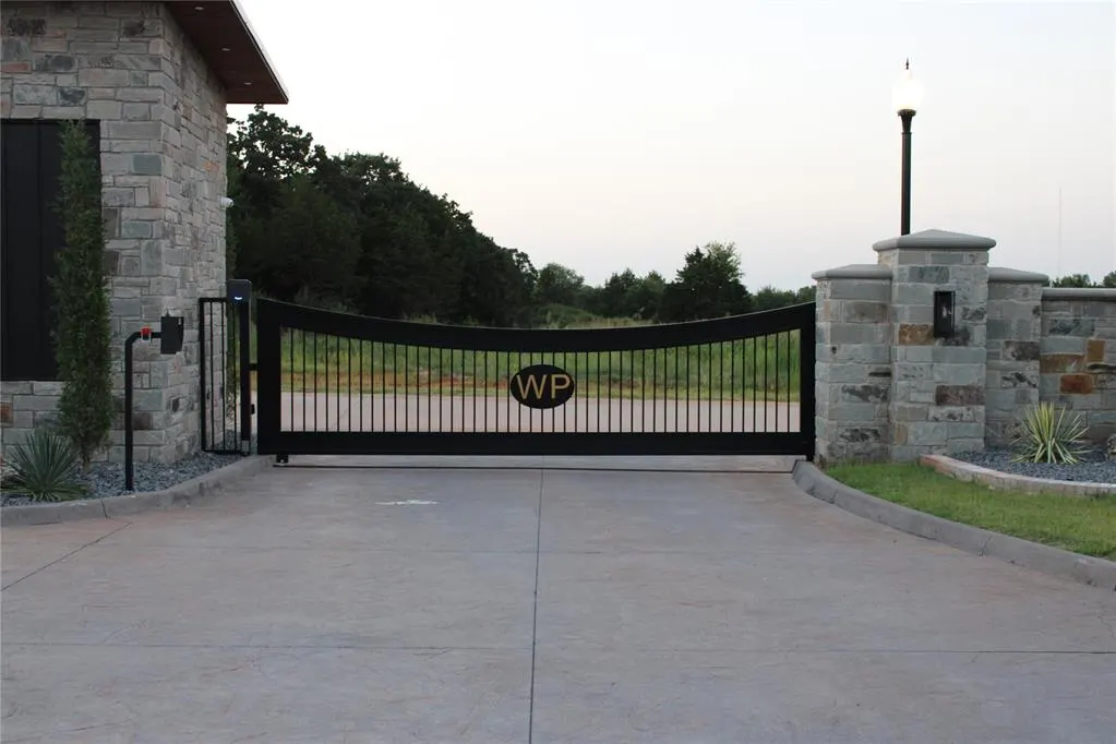 Photo 2 — 8101 W Wilshire Park Drive, Oklahoma City, OK 73111