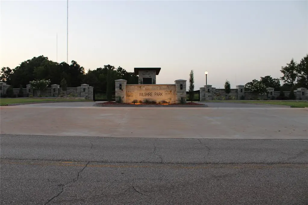 Photo 3 — 8101 W Wilshire Park Drive, Oklahoma City, OK 73111