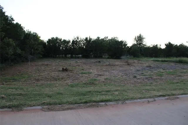 Photo 5 — 8101 W Wilshire Park Drive, Oklahoma City, OK 73111