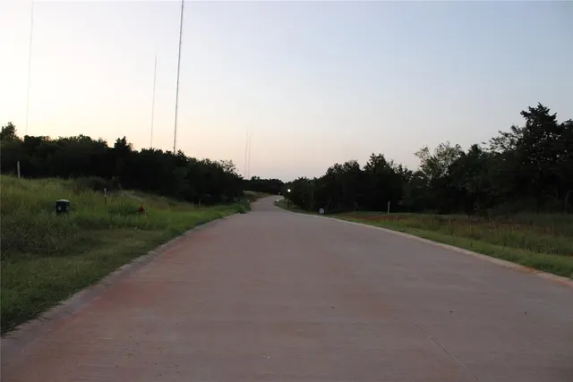 Photo 6 — 8101 W Wilshire Park Drive, Oklahoma City, OK 73111