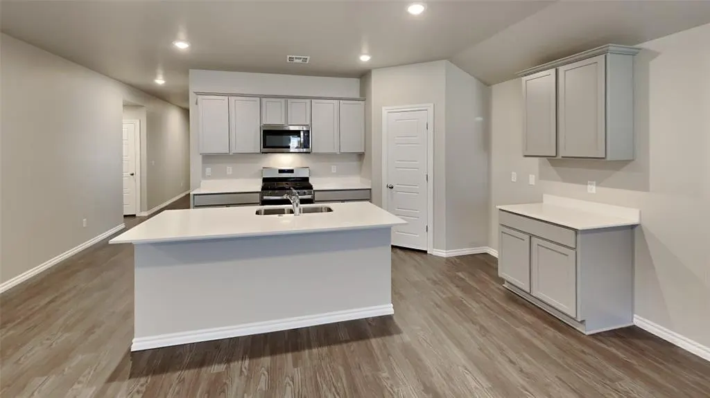 Photo 7 — 2733 Dennis Drive, Yukon, OK 73099