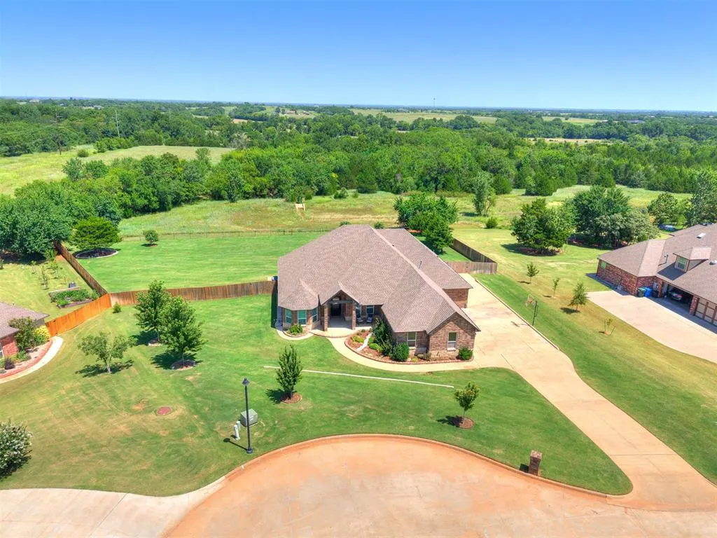 Photo 2 — 3001 Firefly Drive, Norman, OK 73071