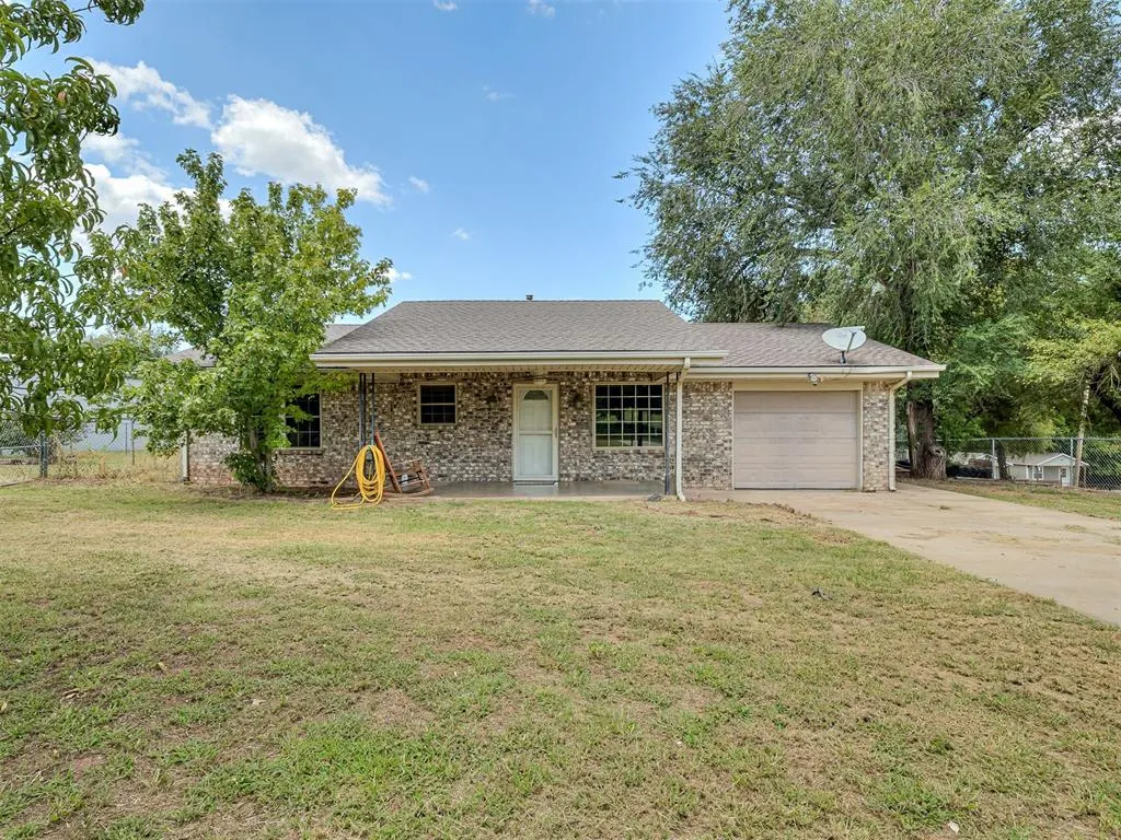Front exterior — 216 W Seward Road, Guthrie, OK 73044