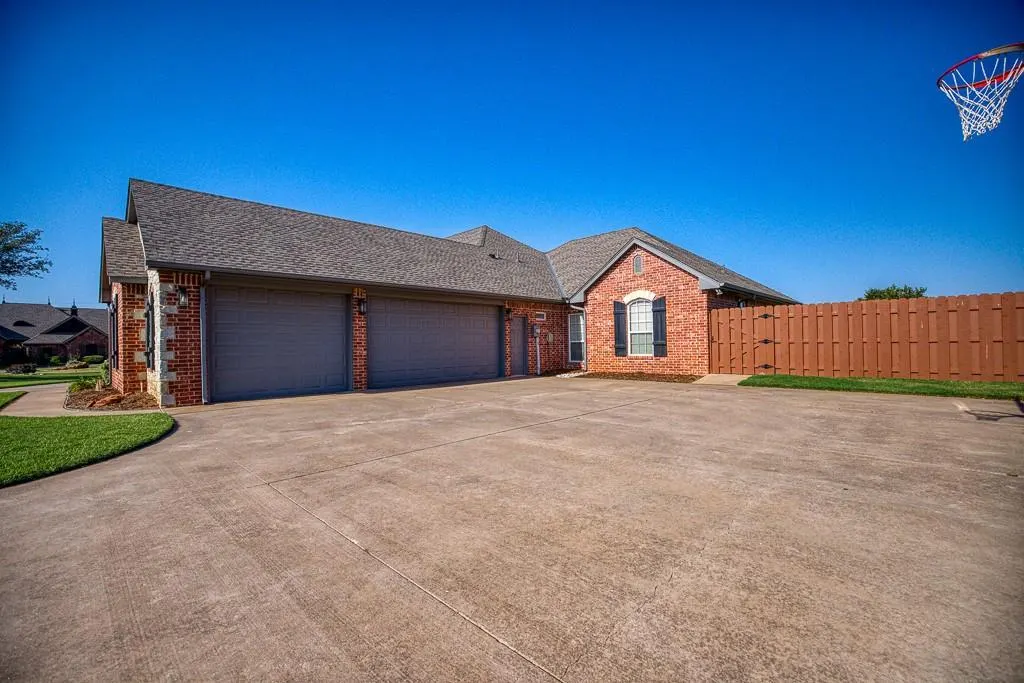 Photo 4 — 606 Frank Drive, Okarche, OK 73762