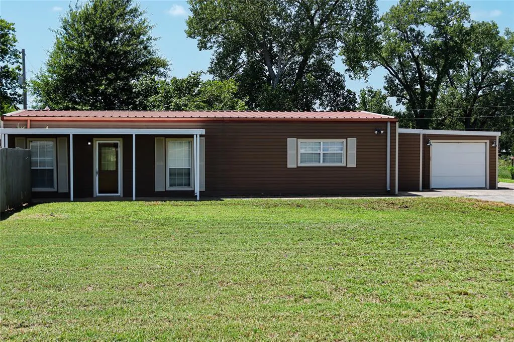 Photo 2 — 711 Airport Road, Prague, OK 74864