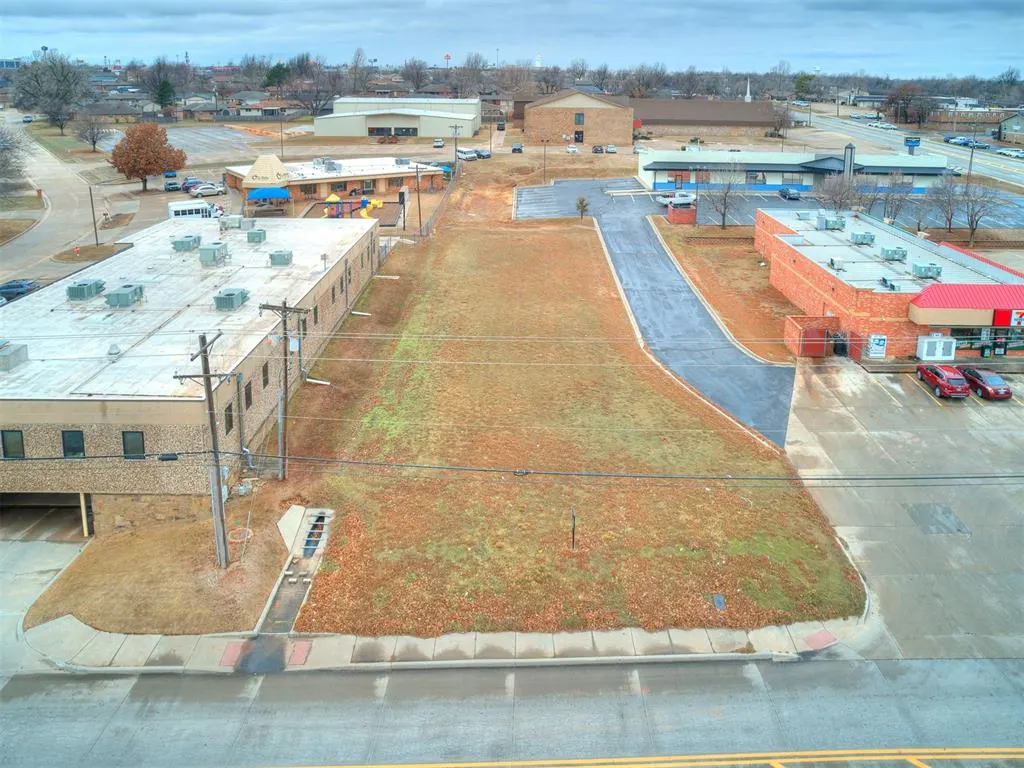 Photo 2 — 1308 Holly Avenue, Yukon, OK 73099