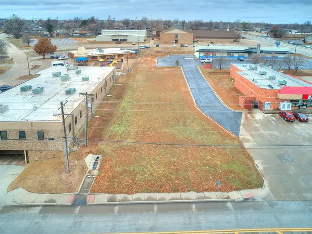 Photo 2 — 1308 Holly Avenue, Yukon, OK 73099