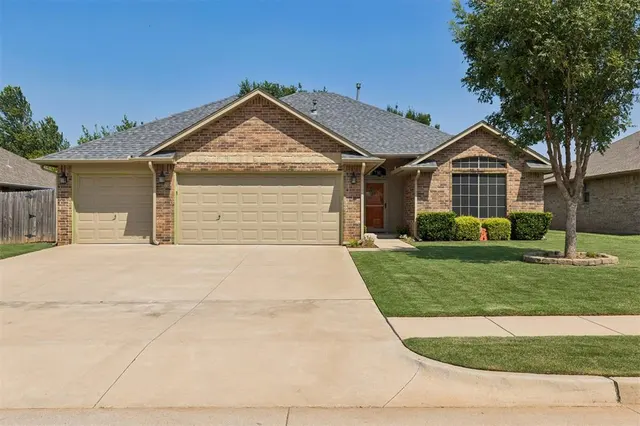 Front exterior — 4621 Oasis Lane, Yukon, OK 73099