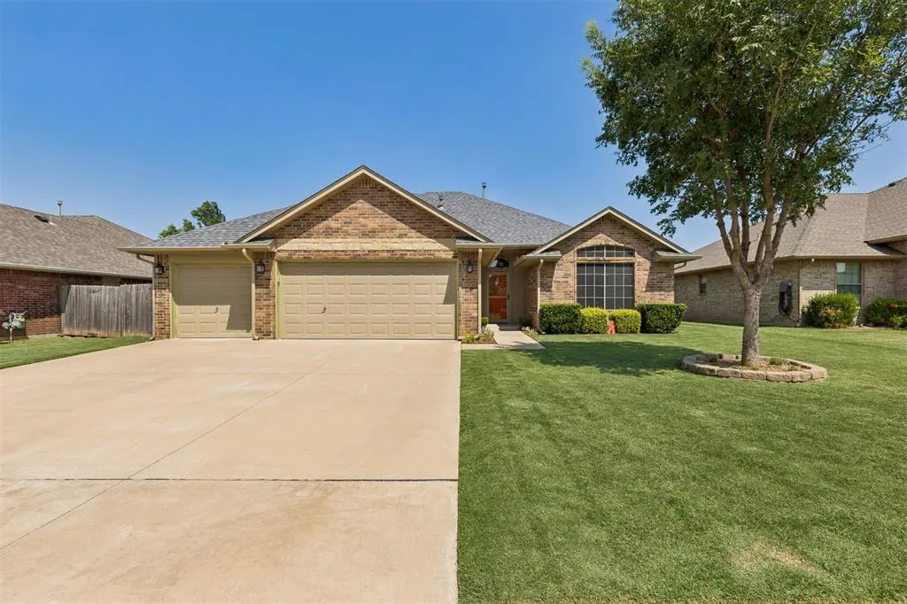 Photo 4 — 4621 Oasis Lane, Yukon, OK 73099