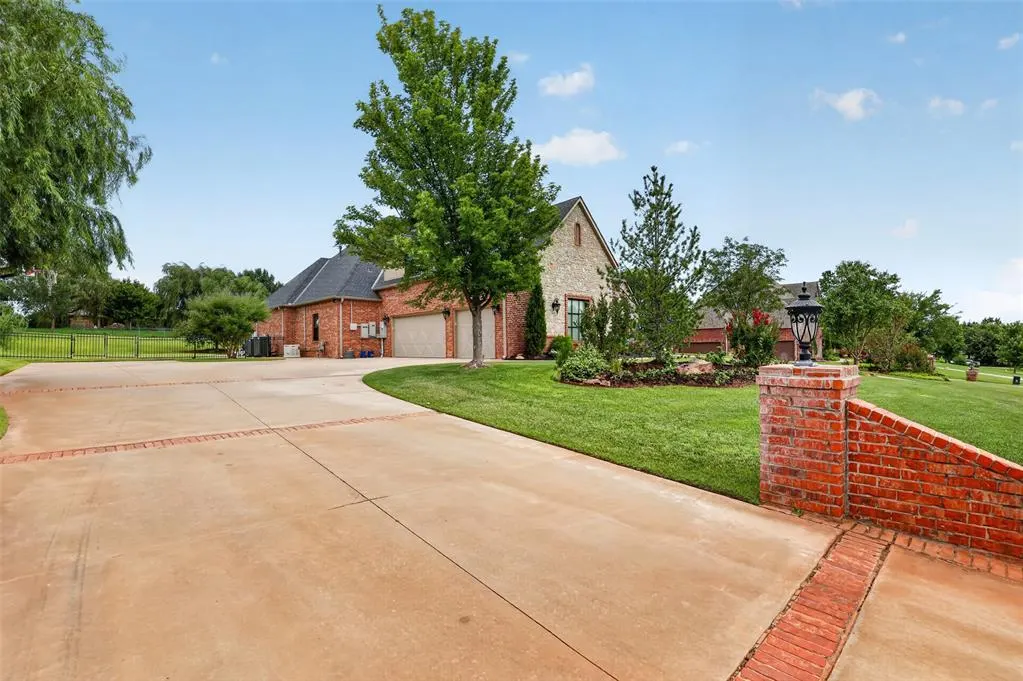 Photo 5 — 22002 White Pine Circle, Edmond, OK 73012