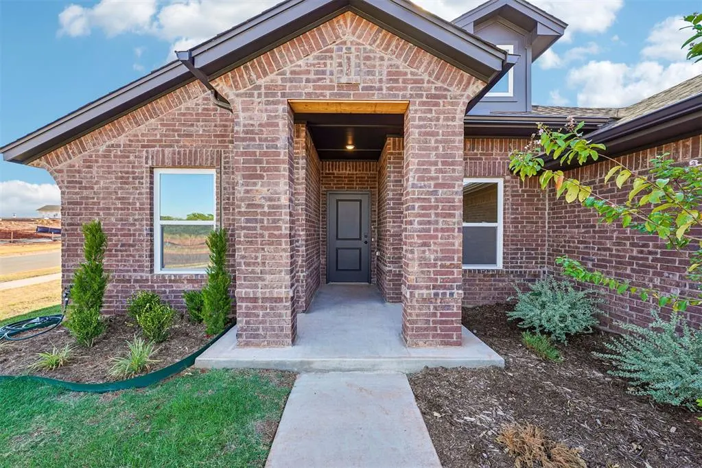 Photo 4 — 1800 Pin Cherry Lane, Moore, OK 73160