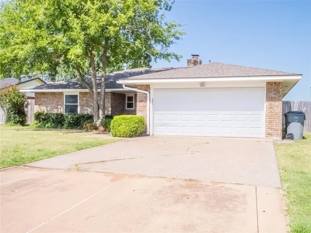 Photo 2 — 314 NE 26th Street, Lawton, OK 73507