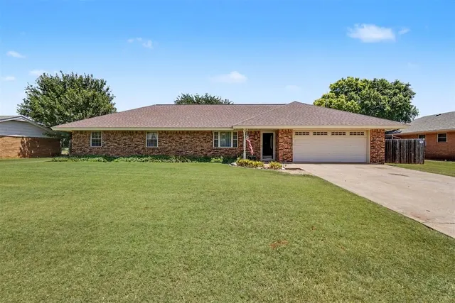 Photo 2 — 4 Darla Drive, Sayre, OK 73662