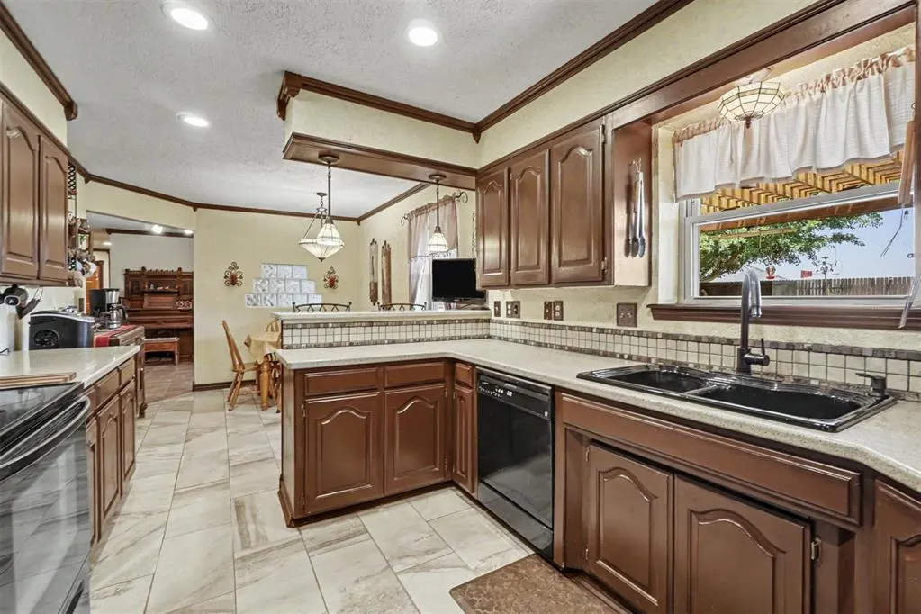 Photo 15 — 4 Darla Drive, Sayre, OK 73662
