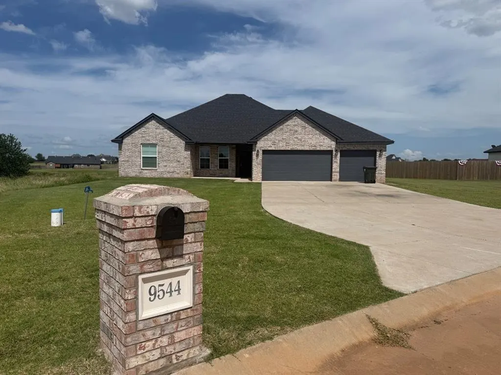 Photo 2 — 9544 Monterey Drive, Edmond, OK 73025