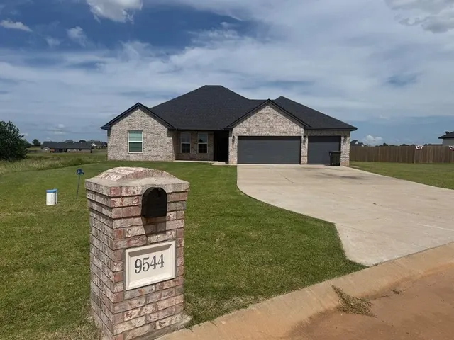 Photo 2 — 9544 Monterey Drive, Edmond, OK 73025
