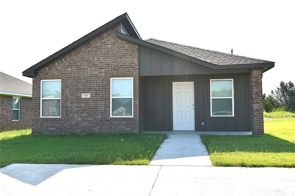 Front exterior — 820 Elm Street, Achille, OK 74868
