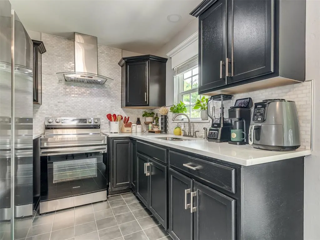 Photo 11 — 929 SW 52nd Street, Oklahoma City, OK 73109