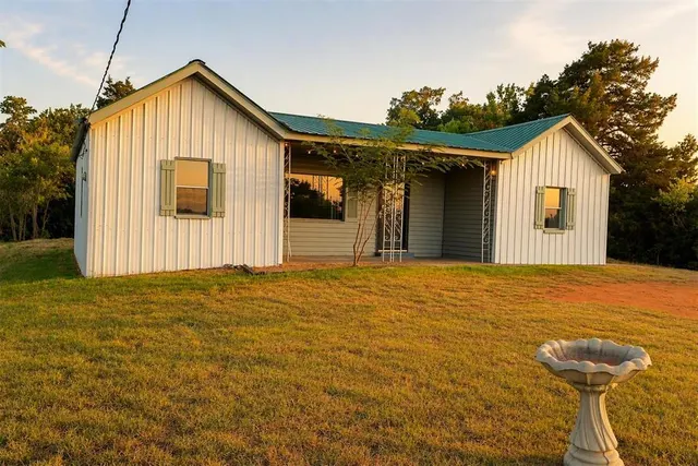 Photo 4 — 21201 E Sixth Street, Hinton, OK 73047