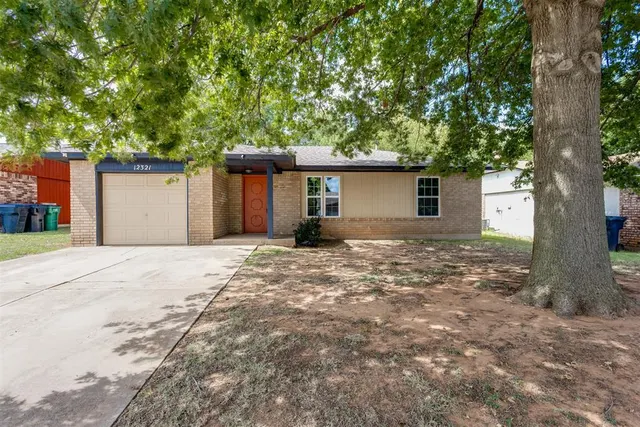 Photo 2 — 12321 Southgate Drive, Yukon, OK 73099