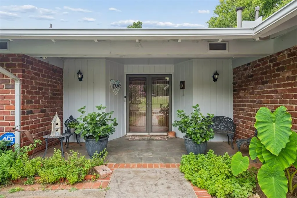 Front exterior — 9409 SILVER LAKE Drive, Oklahoma City, OK 73162-7526