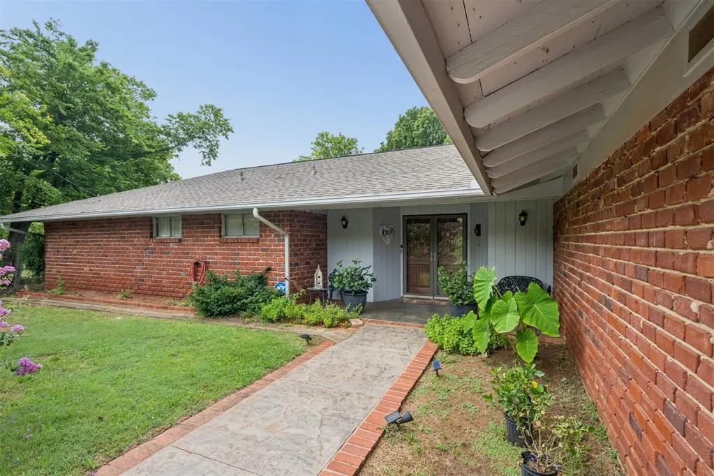 Photo 2 — 9409 SILVER LAKE Drive, Oklahoma City, OK 73162-7526