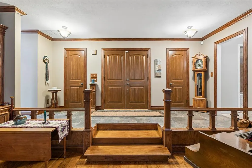 Photo 3 — 9409 SILVER LAKE Drive, Oklahoma City, OK 73162-7526