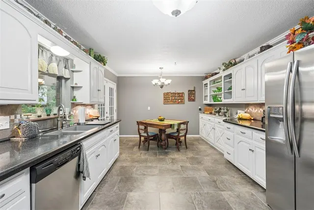 Photo 7 — 9409 SILVER LAKE Drive, Oklahoma City, OK 73162-7526