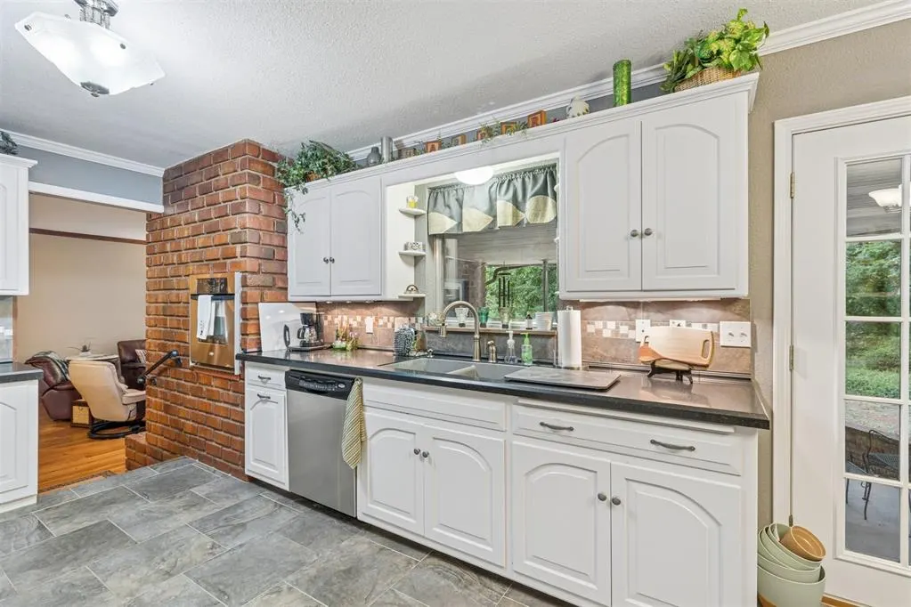 Photo 8 — 9409 SILVER LAKE Drive, Oklahoma City, OK 73162-7526