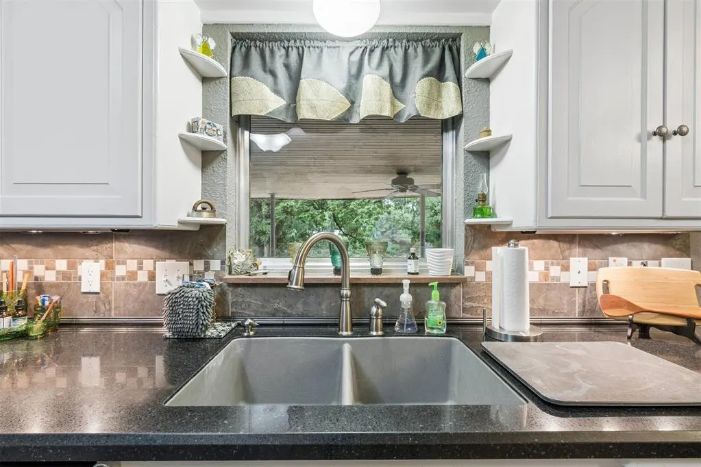 Photo 9 — 9409 SILVER LAKE Drive, Oklahoma City, OK 73162-7526