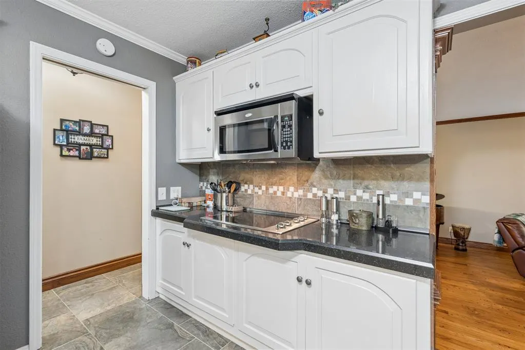 Photo 10 — 9409 SILVER LAKE Drive, Oklahoma City, OK 73162-7526