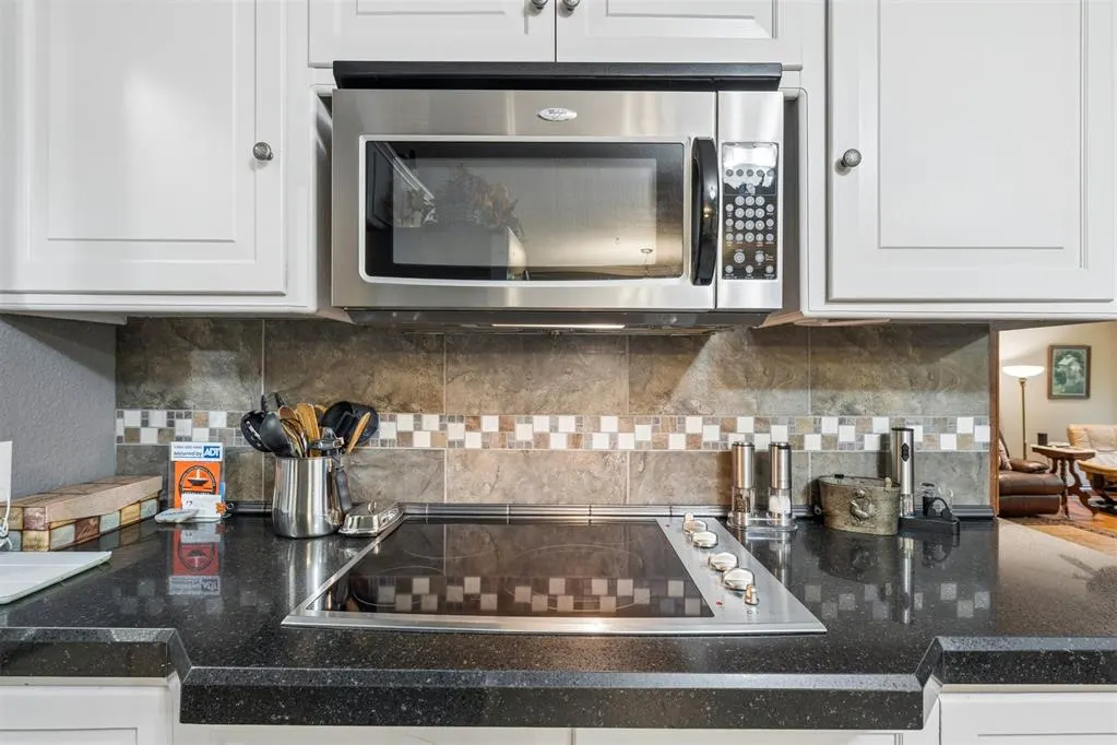 Photo 11 — 9409 SILVER LAKE Drive, Oklahoma City, OK 73162-7526