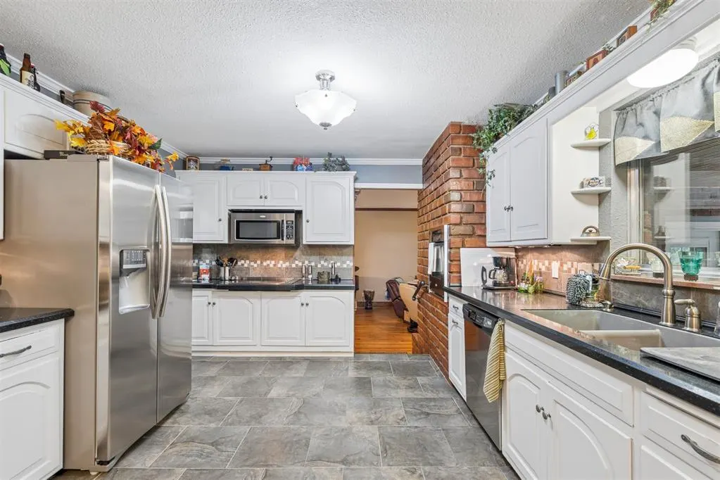Photo 13 — 9409 SILVER LAKE Drive, Oklahoma City, OK 73162-7526