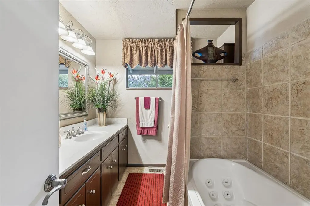 Photo 19 — 9409 SILVER LAKE Drive, Oklahoma City, OK 73162-7526