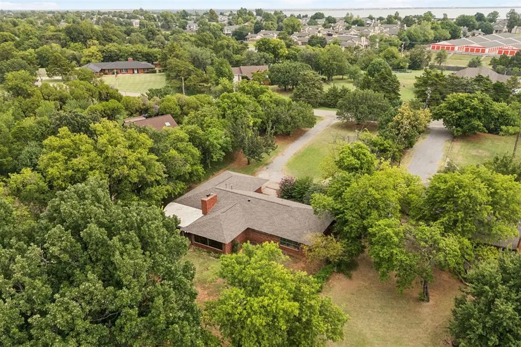 Photo 42 — 9409 SILVER LAKE Drive, Oklahoma City, OK 73162-7526