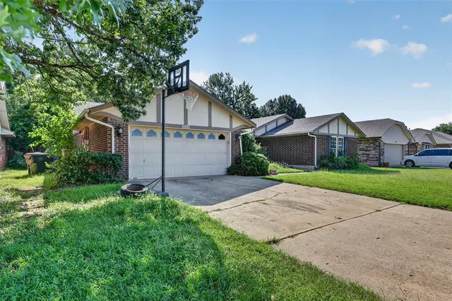 Photo 8 — 3012 N Meadowood Drive, Oklahoma City, OK 73110