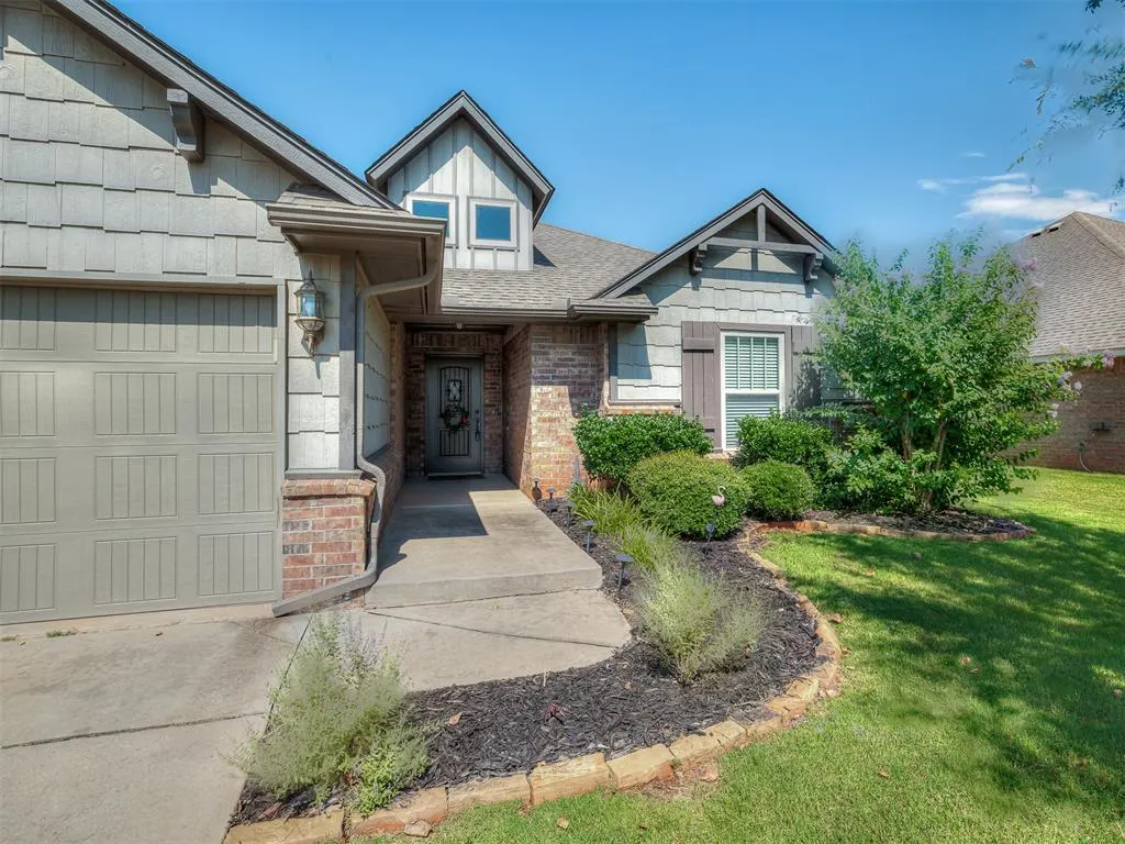 Photo 2 — 4901 Wister Lane, Edmond, OK 73025
