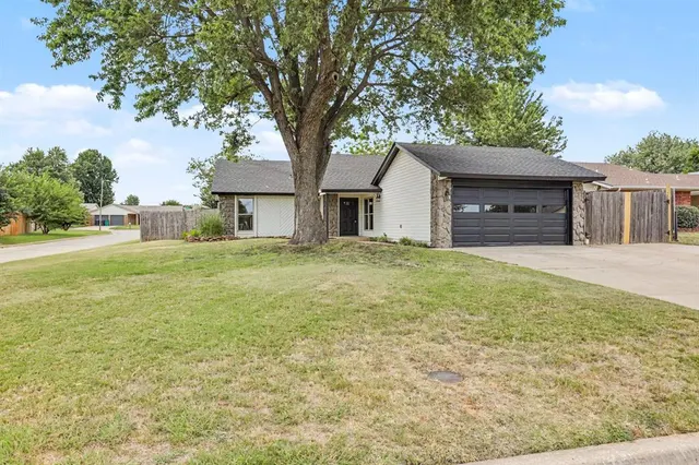 Photo 3 — 10333 Glascow Drive, Yukon, OK 73099