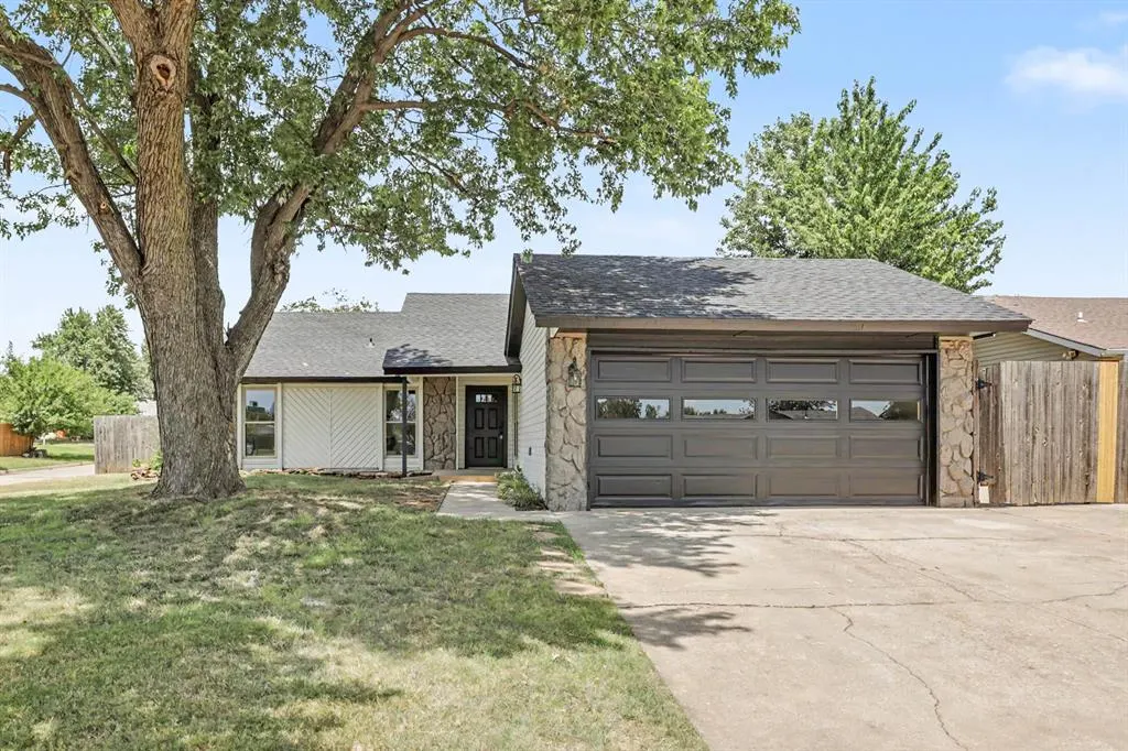 Photo 2 — 10333 Glascow Drive, Yukon, OK 73099