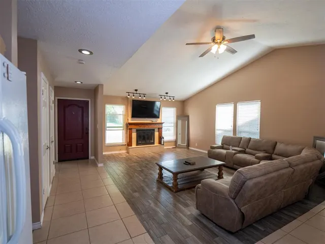 Photo 3 — 2109 Bois De Arc Circle, Norman, OK 73071