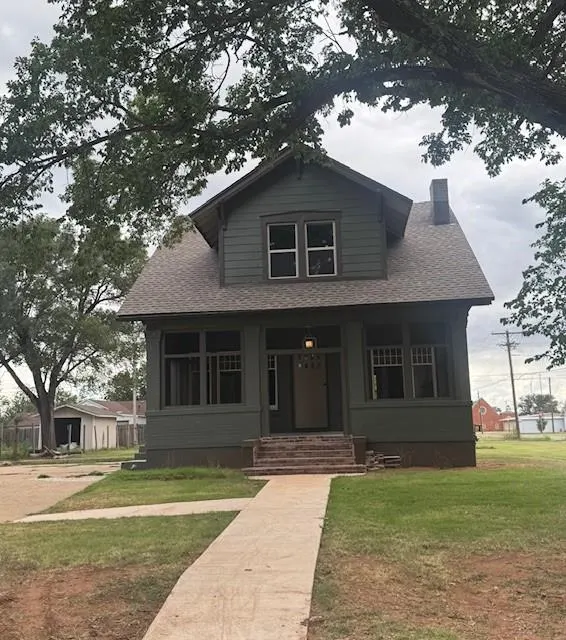 Front exterior — 300 S Cordell Street, Cordell, OK 73632