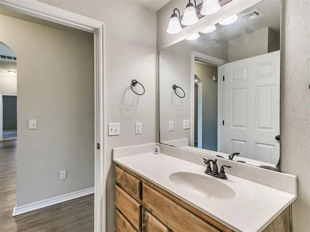 Photo 16 — 908 Laurel Creek Drive, Yukon, OK 73099