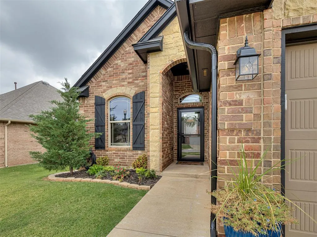 Photo 2 — 11928 SW 17th Street, Yukon, OK 73099