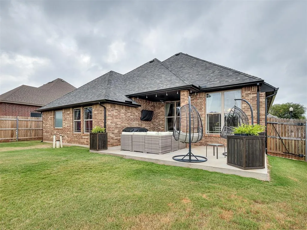 Photo 33 — 11928 SW 17th Street, Yukon, OK 73099