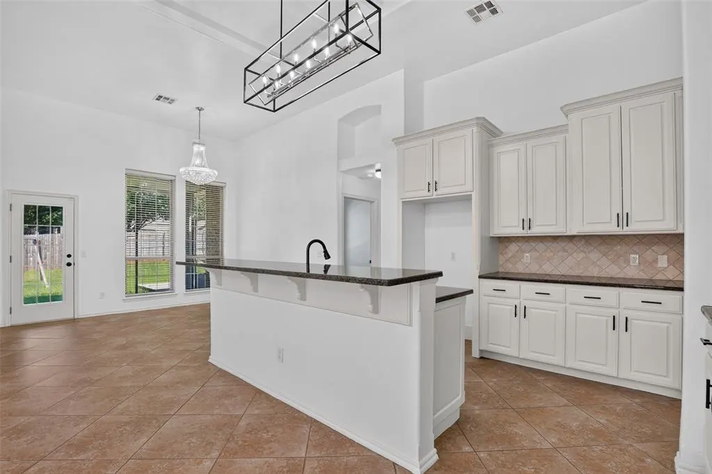 Photo 8 — 19504 Chestermere Circle, Edmond, OK 73012